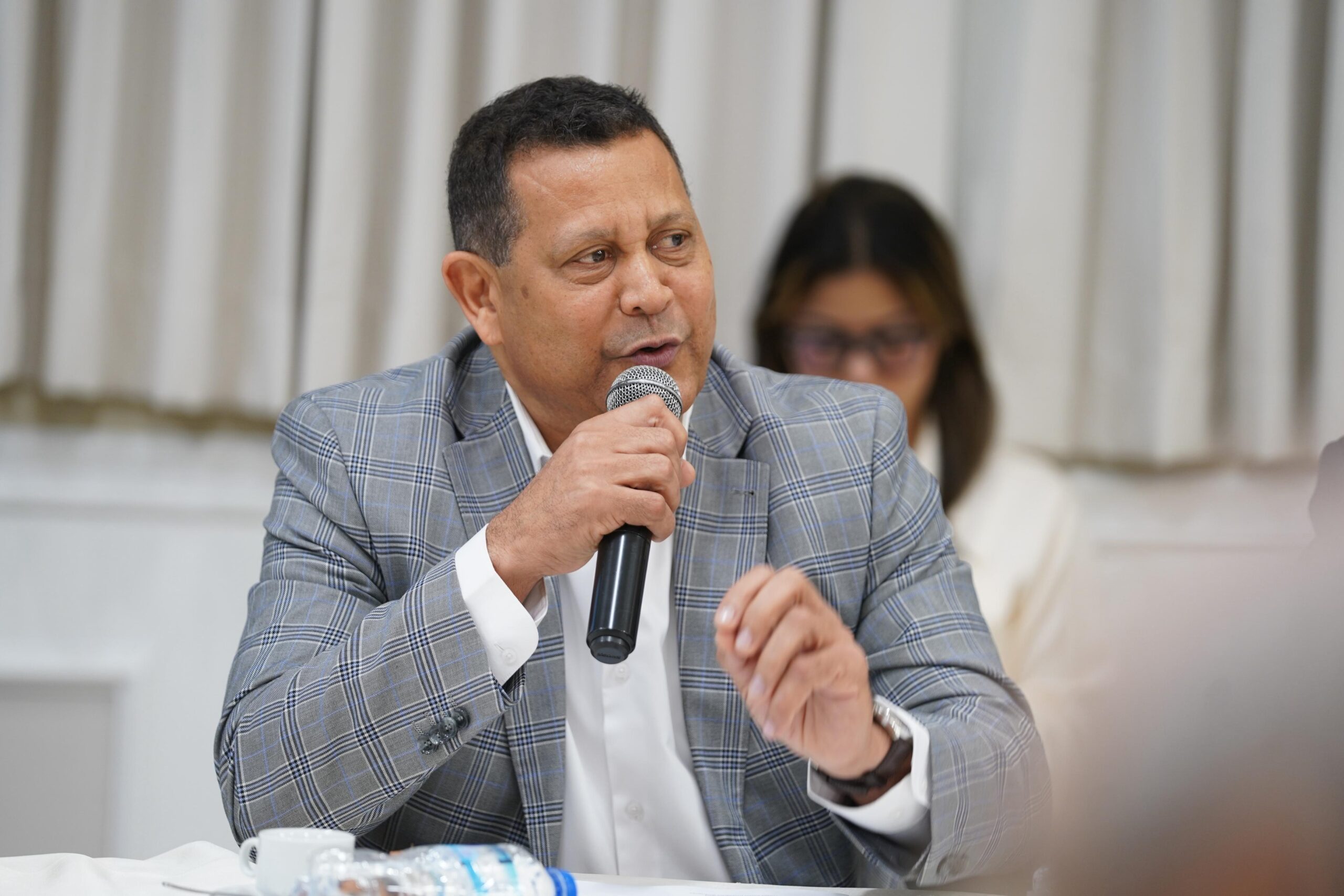 Presidente de Fedomu, Nelson Núñez, felicita al Senado por aprobación a modificación Ley 225-20